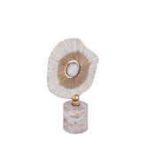 Rella Beige Casted Alu Statue S van PTMD schuin van opzij, geribbelde aluminium schijf met gouden bolletje op marmer
