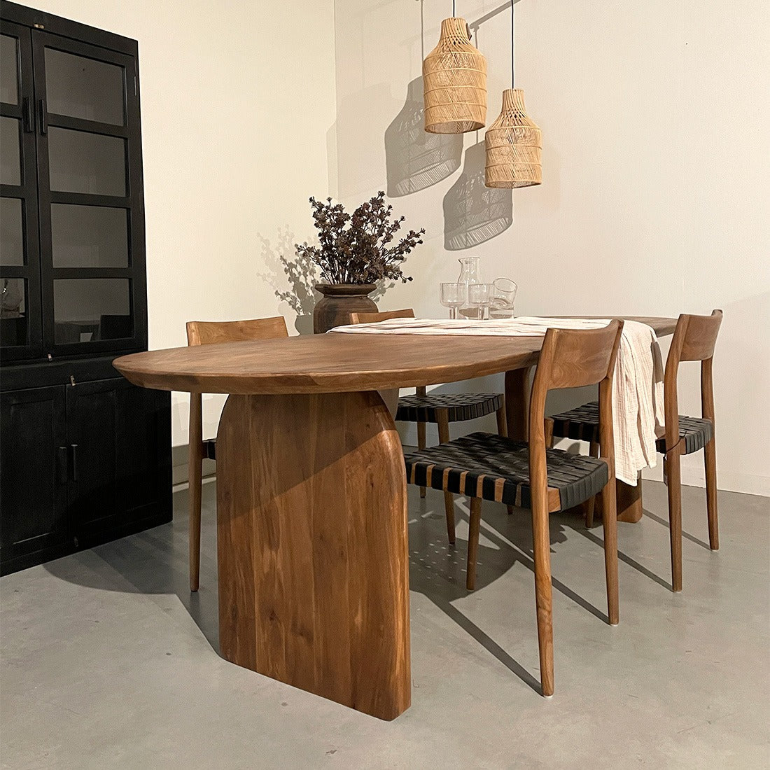 Bullnose Eettafel Gesloten Bruin 180cm Raw Materials