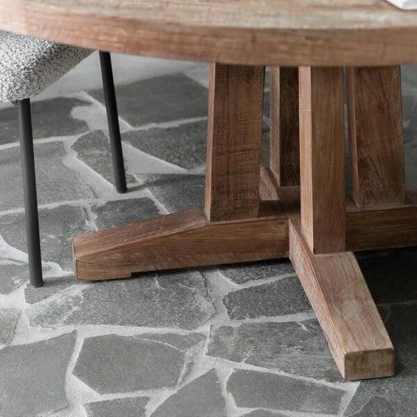 Ronde eettafel Castello teakhout in sfeervolle eetkamer