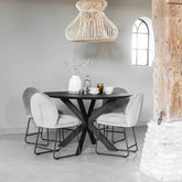 Ronde zwarte eettafel Timeless Black Shape in eetkamer DTP Home