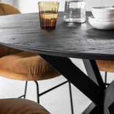 Ronde Black Shape eettafel zwart gebeitst teakhout detail