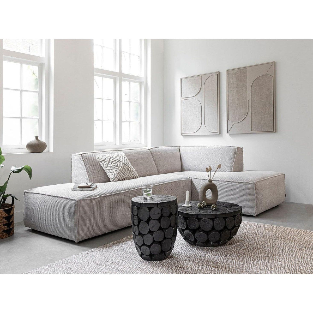 Salontafel Cone Laag van MUST Living in een woonkamer met natuurlijke materialen en planten