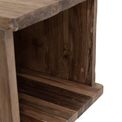 Detail van het extreem rustieke teakhout van de Corso salontafel