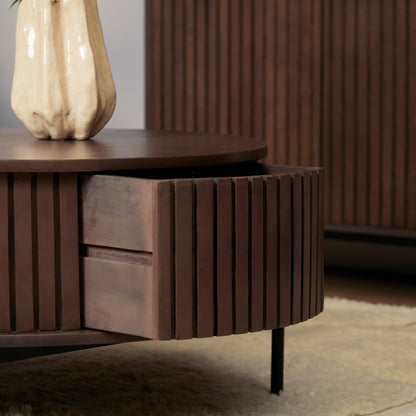 Het zwart metalen onderstel onder de ronde Madison salontafel