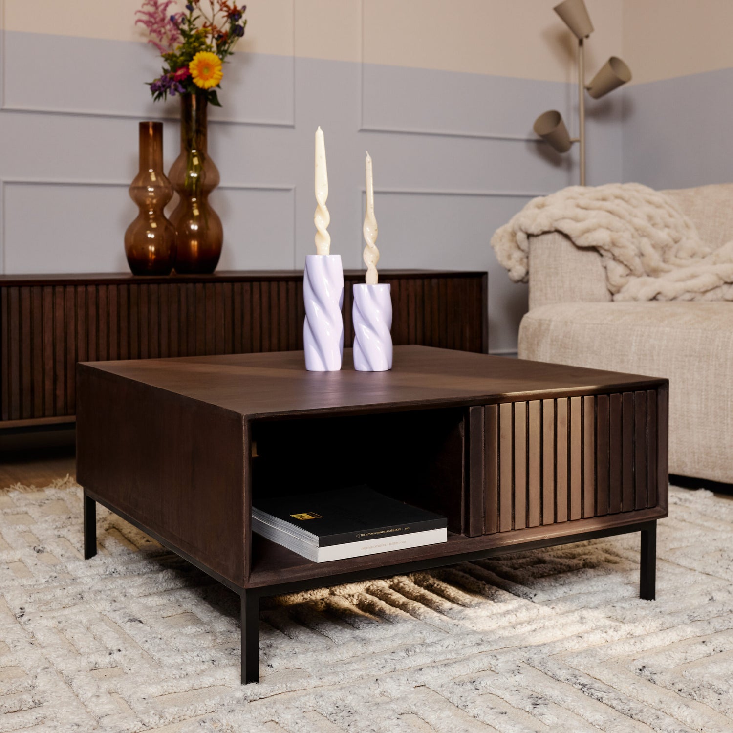 Salontafel Madison Vierkant 80cm van Starfurn van opzij met de hoogte van 40 cm in beeld