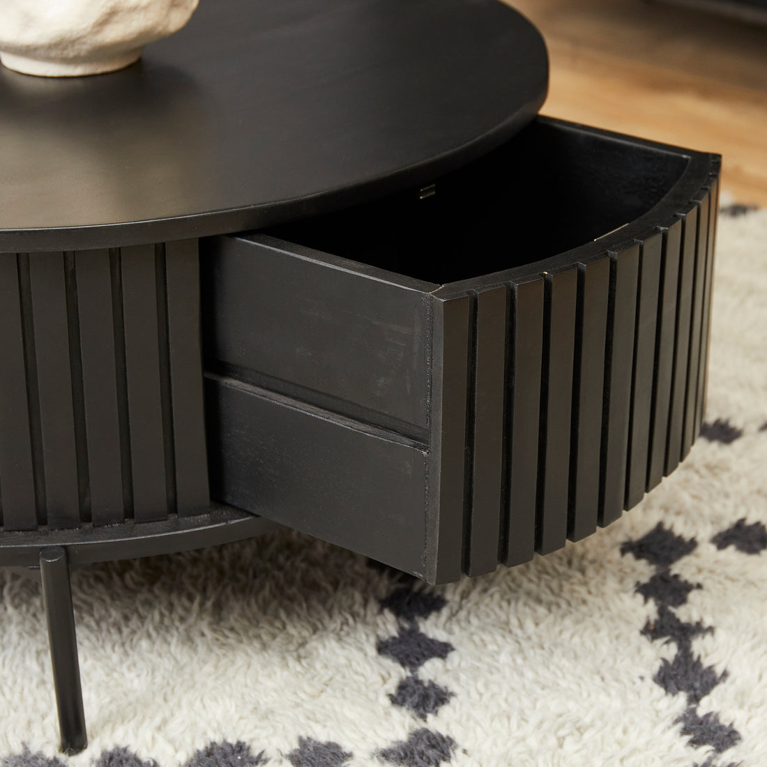 Zwarte ronde salontafel Madison met twee lades en zwarte metalen poten