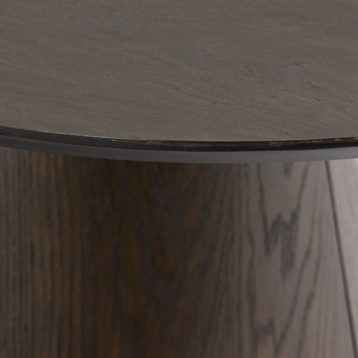 Detail van het eikenhout fineer van de salontafel Novero espresso