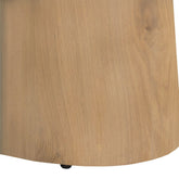 Close-up van de afgeronde voet van de salontafel Novero naturel