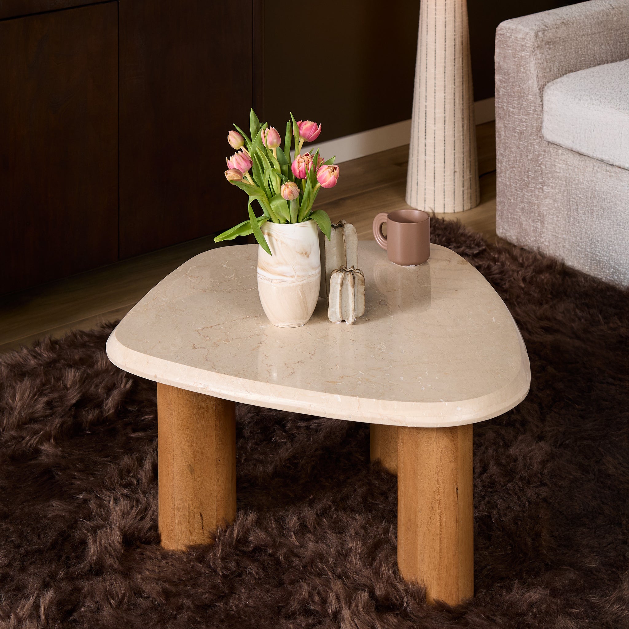 Salontafel Nuvé Naturel van Starfurn gestyled met boeken en een dienblad op het marmeren blad