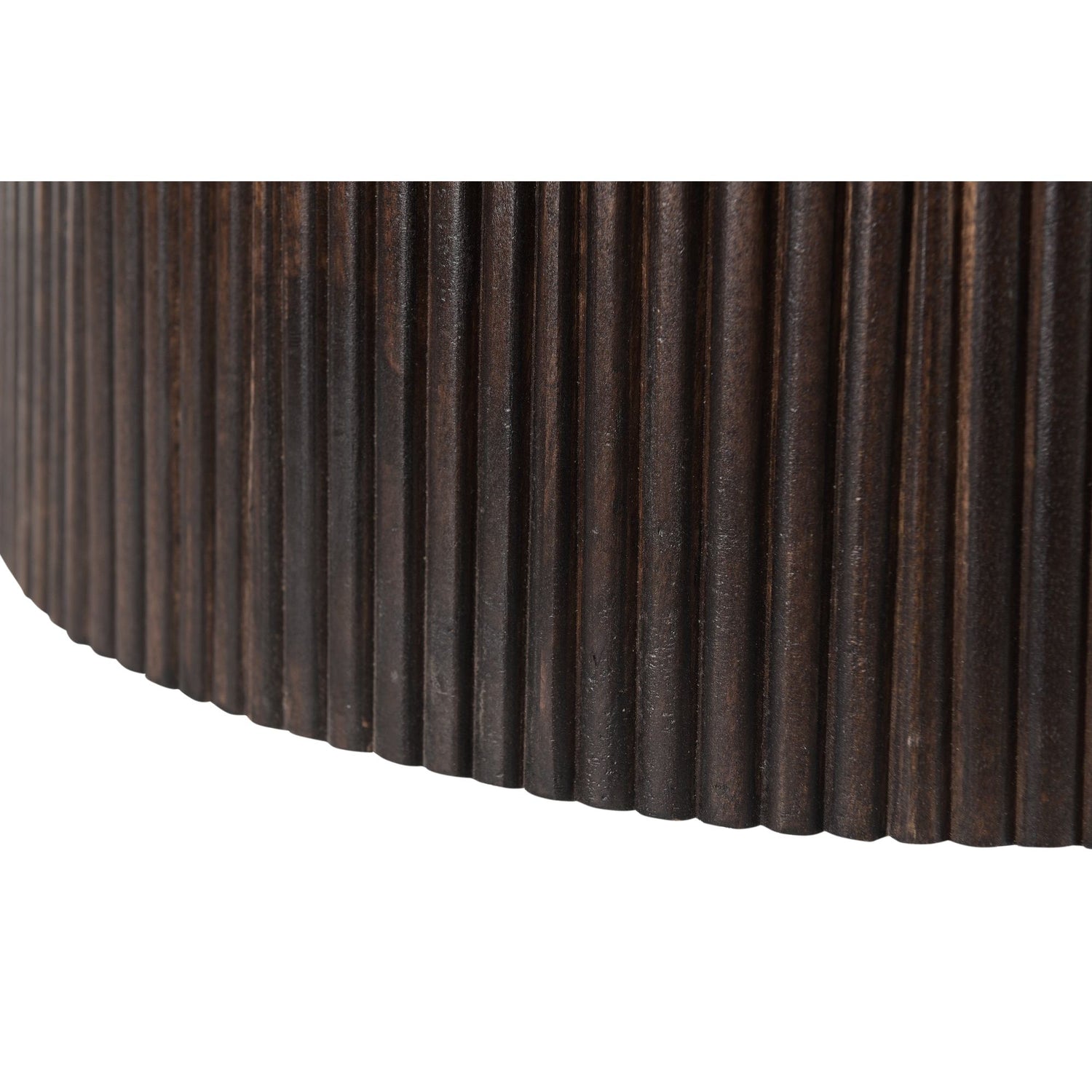 Close-up van de geribbelde middenpoot van de Salvator salontafel in Walnut