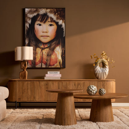 Zijaanzicht van de Solana salontafel met massieve poot van verticale mangohouten latjes
