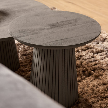 Ronde salontafel Solana van Starfurn, verticaal lattenpatroon op de poot in warme taupe tint