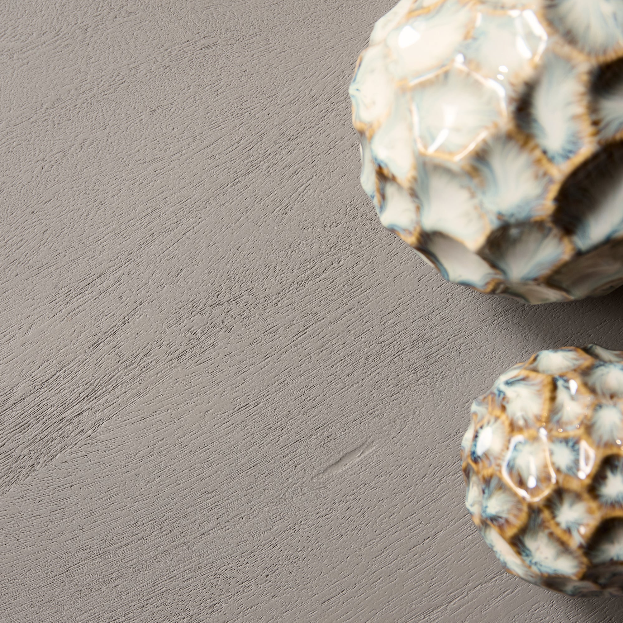 Houtnerf en taupe afwerking van het mangohout van de Salontafel Solana