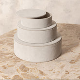 Saria Set Van 3 Opbergdozen Suède Beige Rond van PTMD, drie ronde beige opbergdozen van suède, sfeerbeeld in een interieur