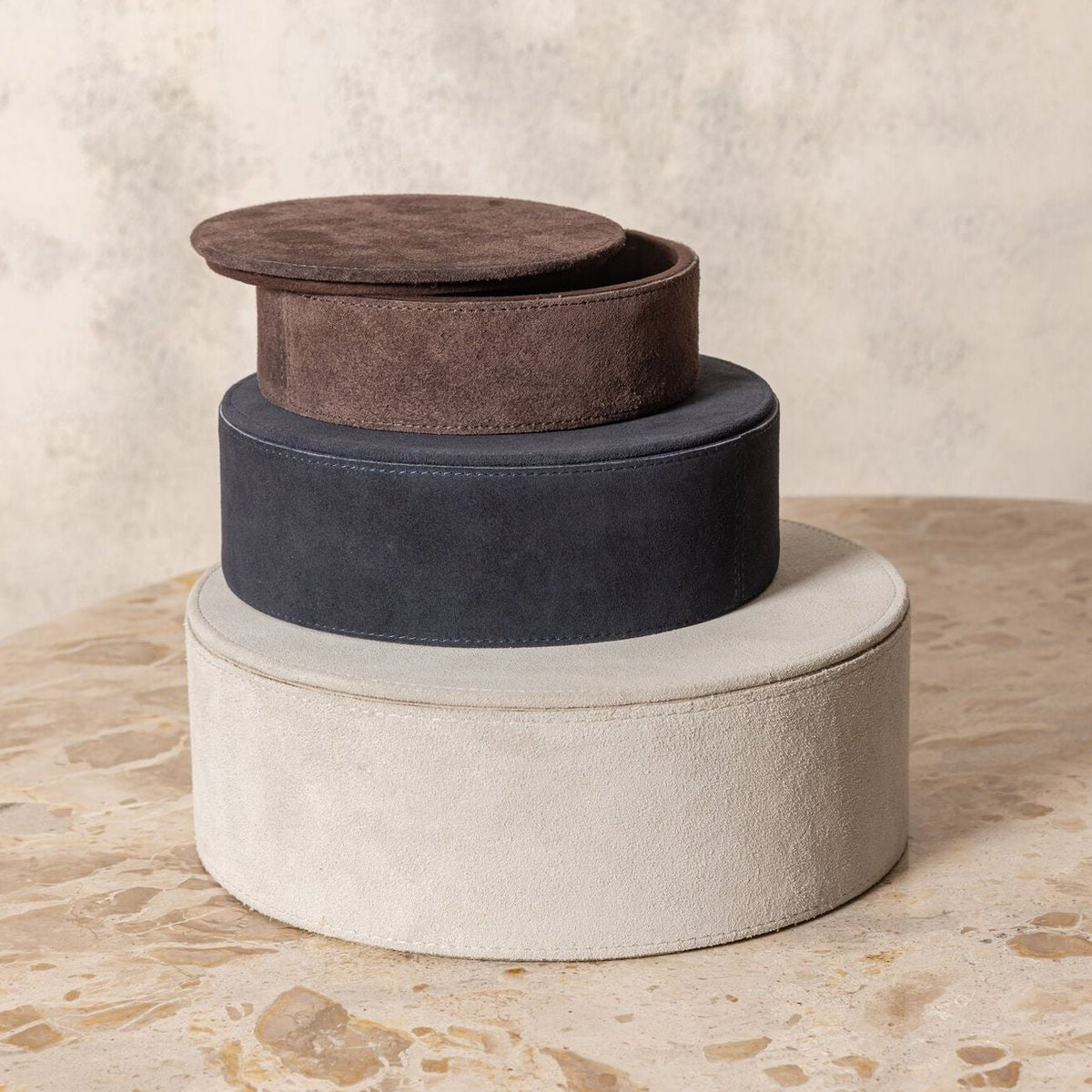 Saria Set Van 3 Opbergdozen Suède Beige Rond van PTMD, derde sfeerbeeld in een interieur