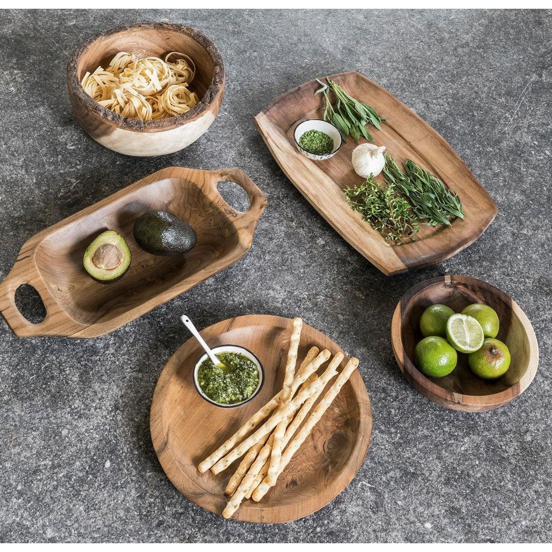 Schaal Crunchy van MUST Living, kleine ronde teakhouten schaal in naturel op een tafel