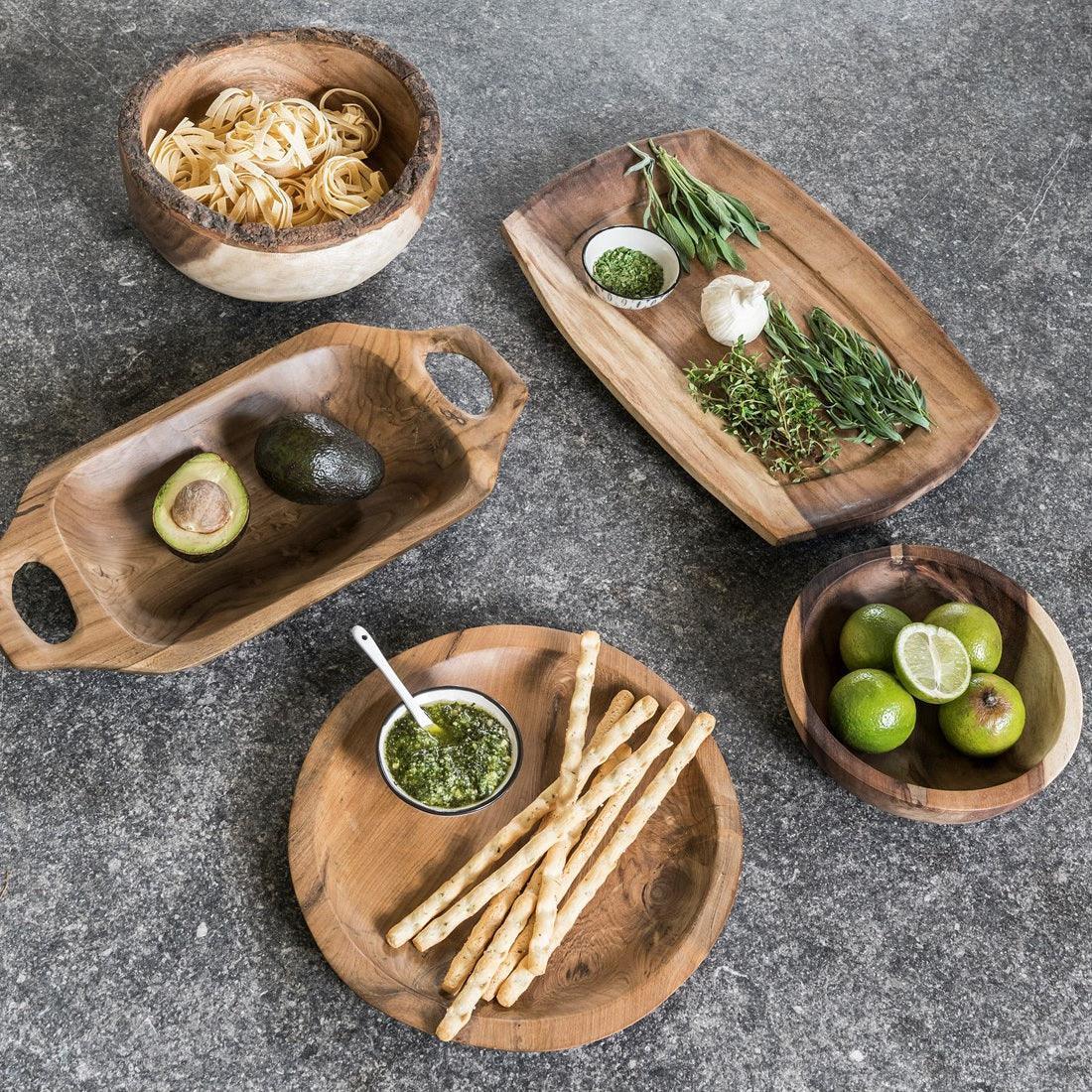 Schaal Goodies van MUST Living, teakhouten borrelschaal gestyled op een gedekte tafel