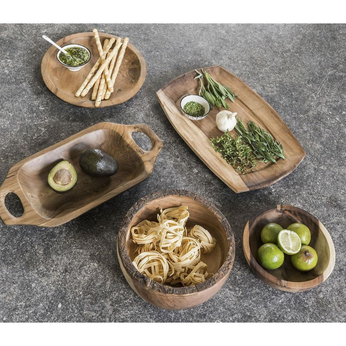 Schaal Sweet&amp;Sour van MUST Living, brede vlakke teakhouten schaal in naturel op een eettafel