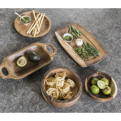 Schaal Sweet&amp;Sour van MUST Living, brede vlakke teakhouten schaal in naturel op een eettafel
