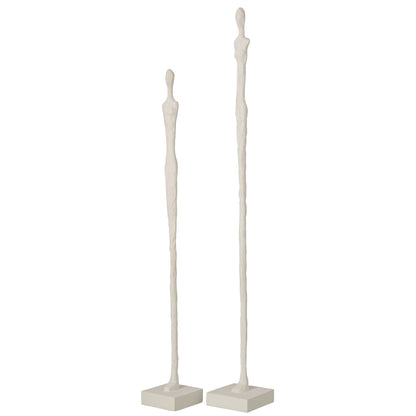 Set Van 2 Abstracte Figuren Op Voet van J-Line, langgerekte witte figuren met ruwe textuur, schuin aanzicht