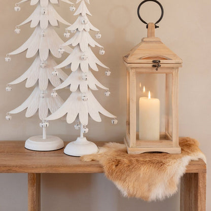 Witte metalen kerstboom van J-Line gestyled in een feestelijk ingericht interieur