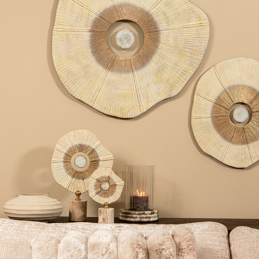 Set Van 2 Rella Beelden Beige Marmer van PTMD gestyled op een dressoir met wanddecoratie, een vaas en een windlicht