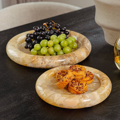 Set van 2 ronde onyx schalen Jiren van PTMD in honingtint naast elkaar