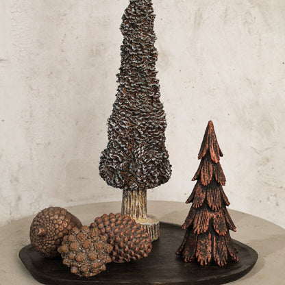 Set Van 3 Davene Kerstbomen Dennenappel Cement Bruin Besneeuwd van PTMD, besneeuwde dennenappel kerstboom op een dienblad naast echte dennenappels