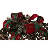 Cadeaudozen van J-Line met dennenappels en strik, gestyled bij de kerstboom