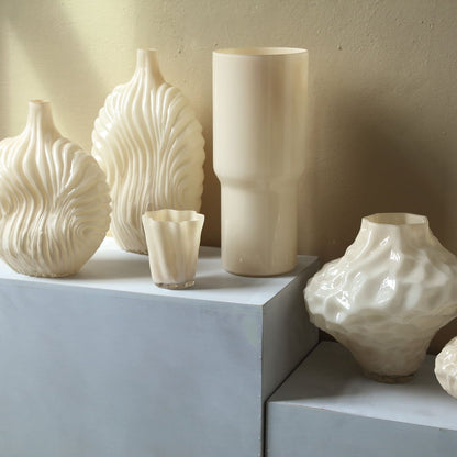 Set Van 3 Kelline Glazen Vazen Ribbel van PTMD, de crème vaas big in een sfeervolle interieursetting