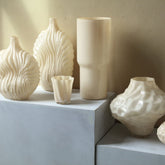 Set Van 3 Kelline Glazen Vazen Ribbel van PTMD, de crème vaas small gestyled met bloemen