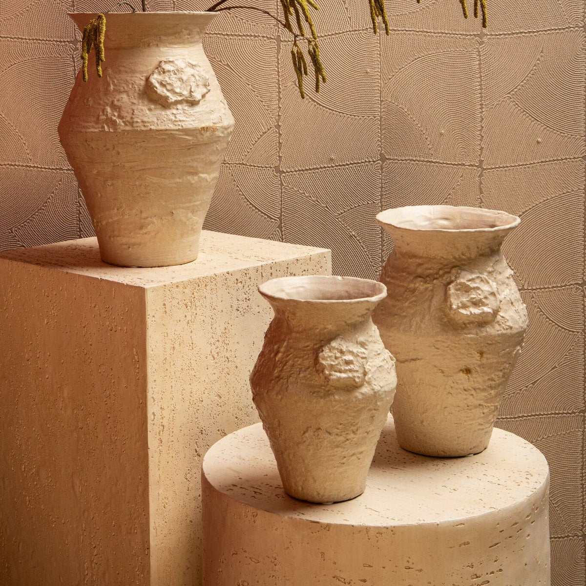 Set van 3 Leandra potten beige keramiek van PTMD in een sfeervolle interieursetting