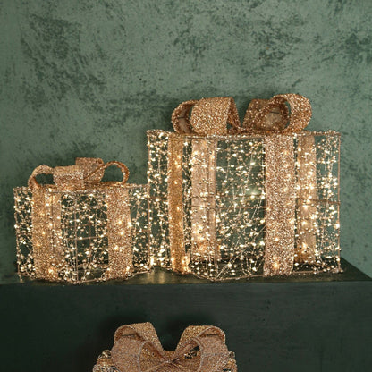 Set Van 3 Cadeaudozen Misk Goud van PTMD, verlichte cadeaudozen gestapeld voor een groene wand