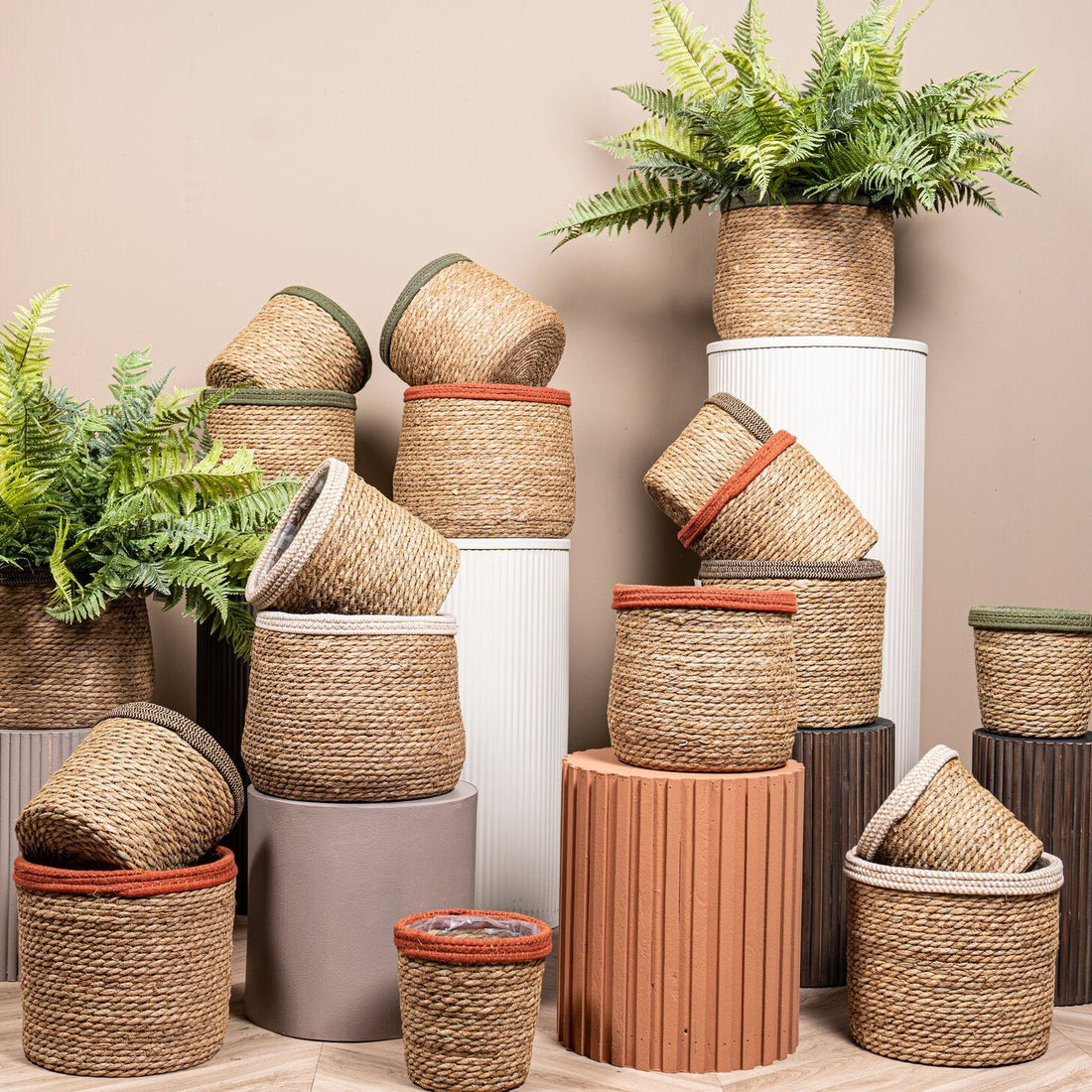 Rotan manden met roestkleurige rand van PTMD in een interieur