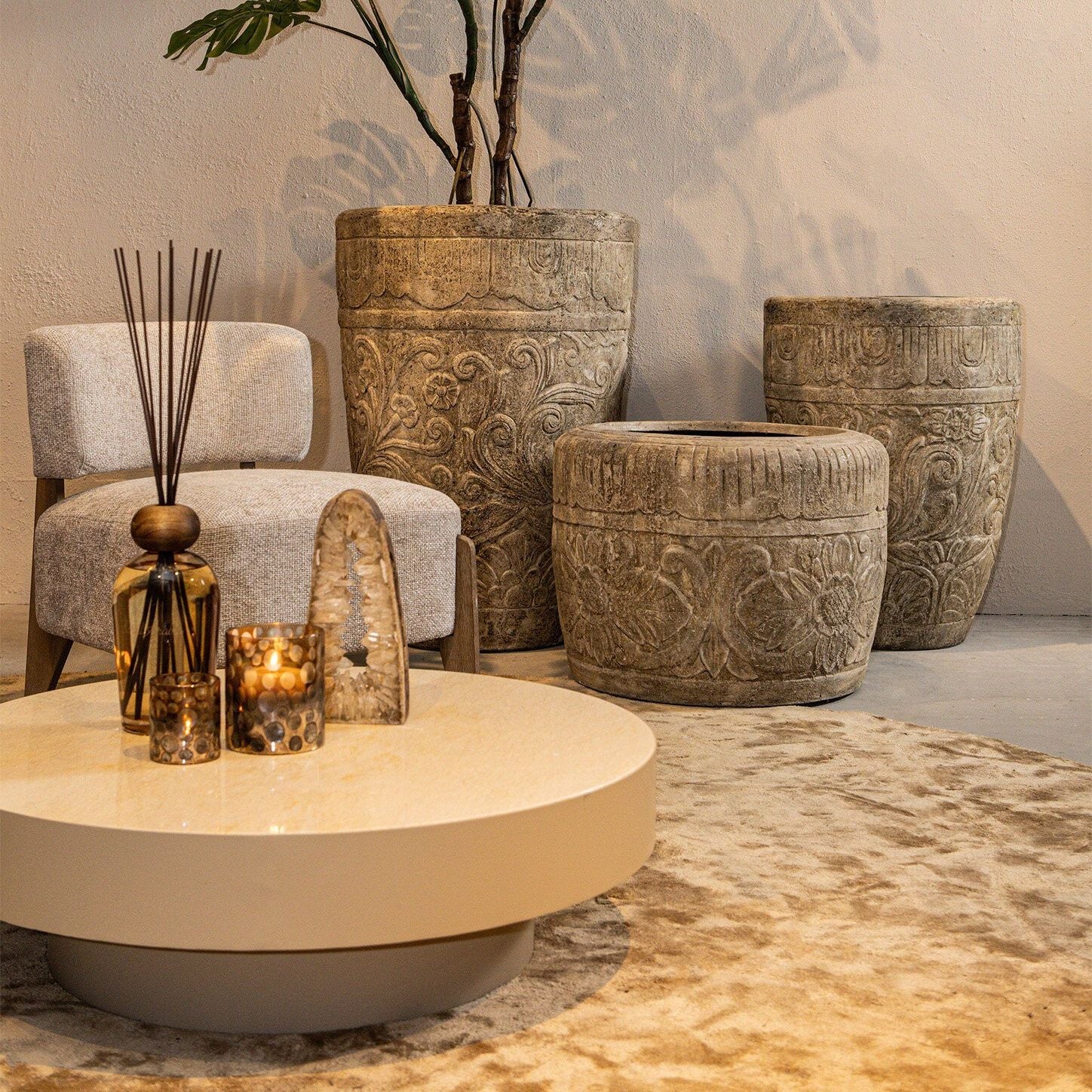 Set Van 3 Sasha Potten Crème Bloempatroon van PTMD, de potten in een sfeervolle setting