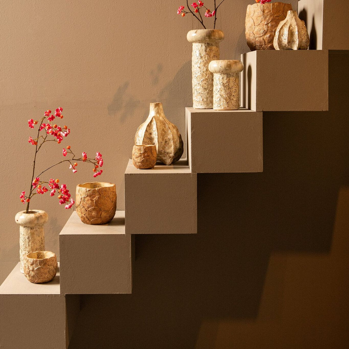 Set Van 3 Wang Potten Crème Keramiek van PTMD, de pot S met decoratie in sfeervolle setting