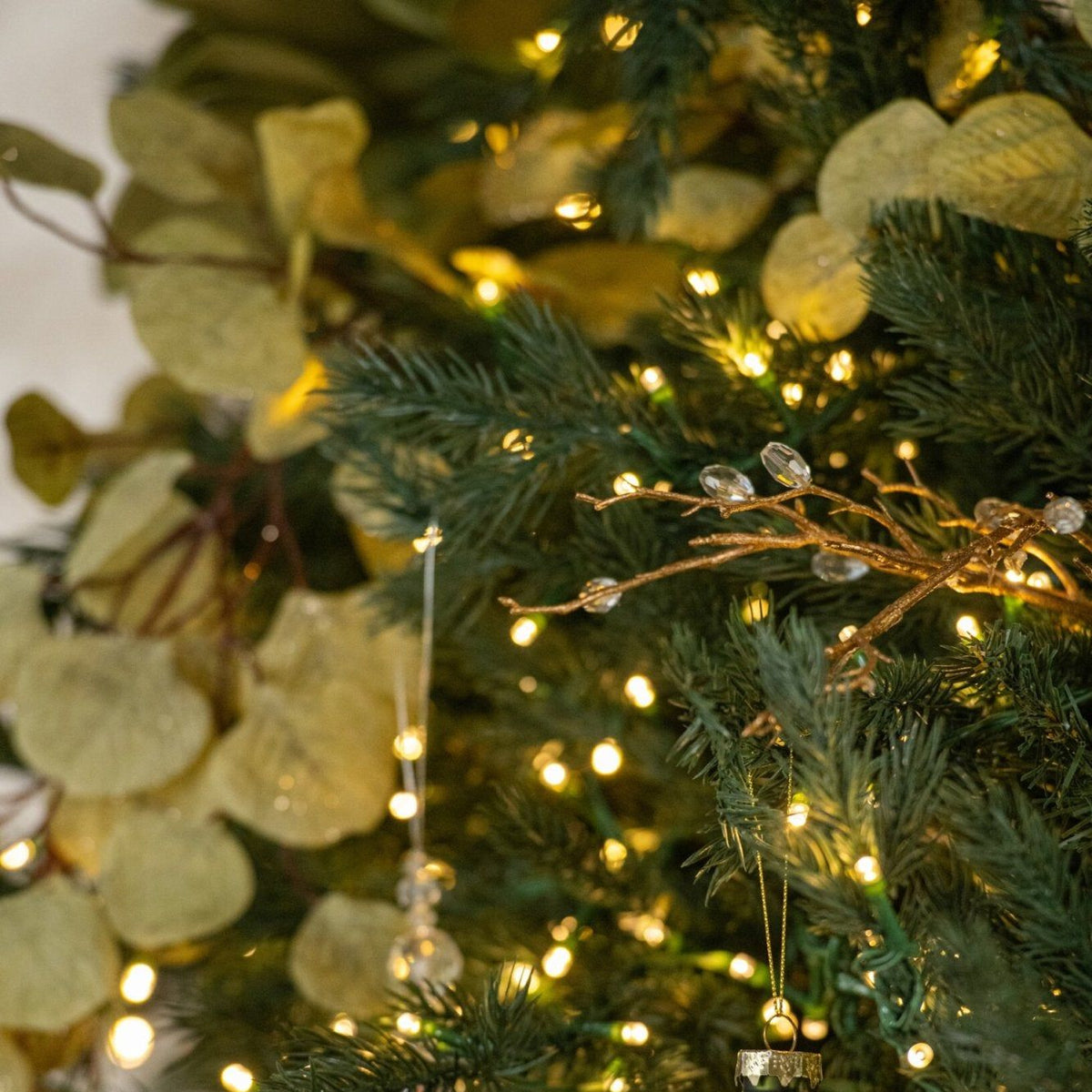 Kerstballen Geruit Glas van J-Line in een verlichte kerstboom tussen gouden takken