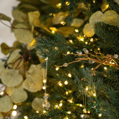 Kerstballen Geruit Glas van J-Line in een verlichte kerstboom tussen gouden takken