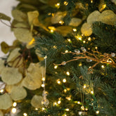 Kerstbal Geruit Glas Small van J-Line hangend in een kerstboom met warme lichtjes