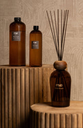 Signature Navulling Woody Bouquet 1200ml van PTMD, sfeerbeeld met de grote navulling Woody Bouquet