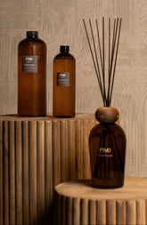 Signature Navulling Woody Bouquet 500ml van PTMD, sfeerbeeld met de Signature navulling Woody Bouquet