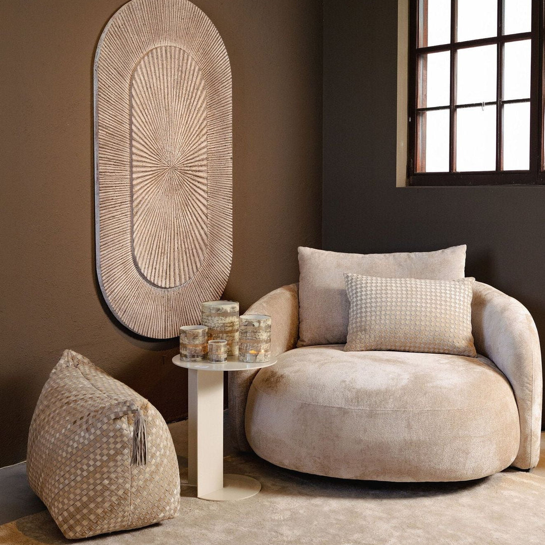 Sim Poef Grijs van PTMD, ander sfeerbeeld met de grijze bootvormige poef van suède, koeienhaar en leer