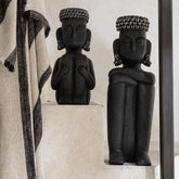 Standbeeld Zittend Etnisch Steen/Resine Zwart Large - Beeld - J-Line - livinglovely.nl