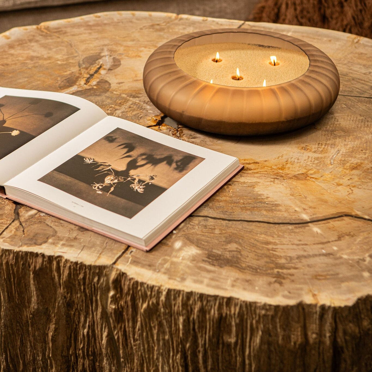 Taly Koffietafel Large van PTMD, gestyled blad met koffietafelboek en kaarsenschaal