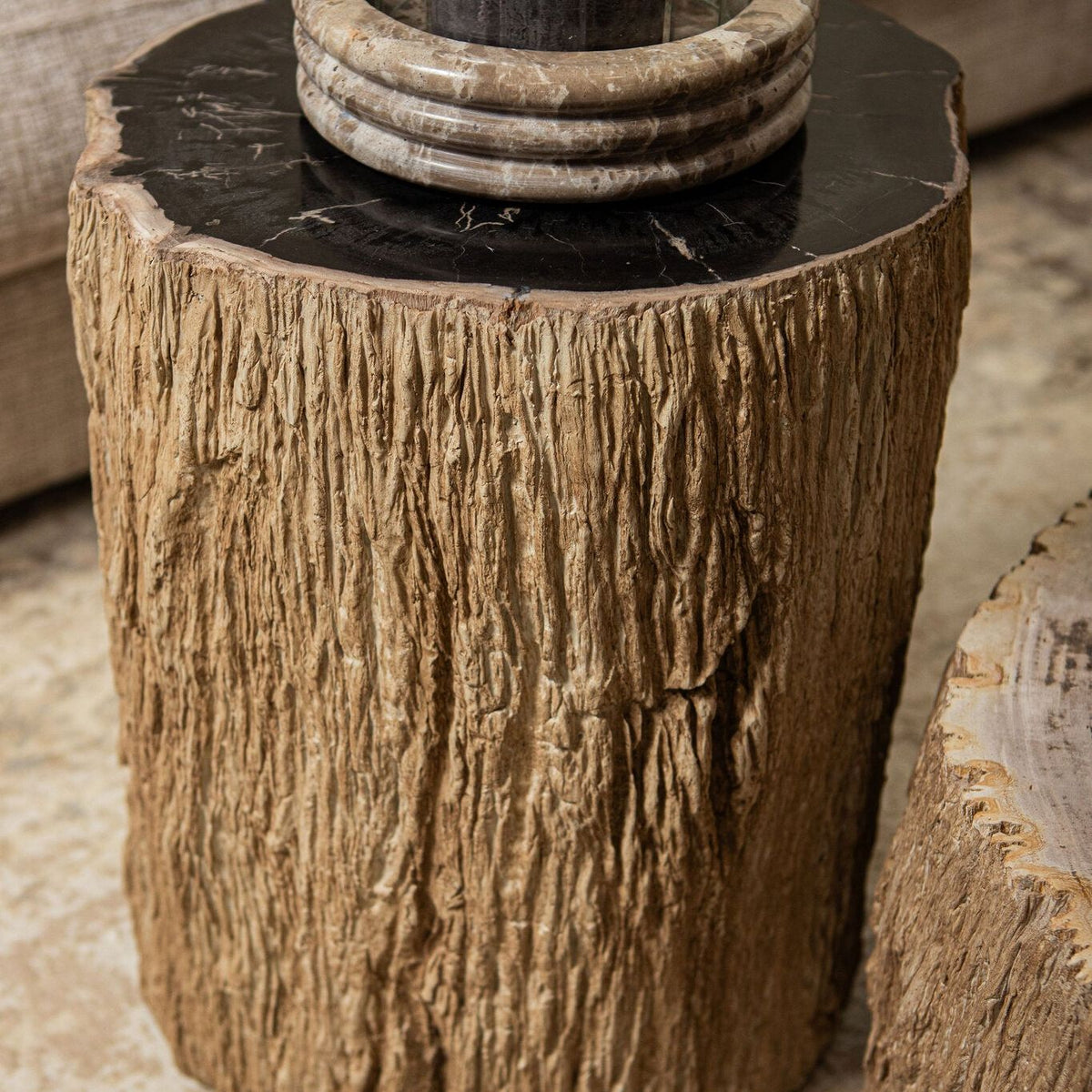 Taly Kruk Versteend Hout van PTMD, kruk met boomstamstructuur gebruikt als bijzettafel met windlicht
