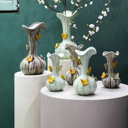 Tamarae Green Ceramic Flowy Vase With Butterfly L van PTMD in een sfeervolle interieursetting