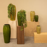 Tamica Dark Brown Ceramic Pot S van PTMD, packshot vanuit een andere hoek op witte achtergrond