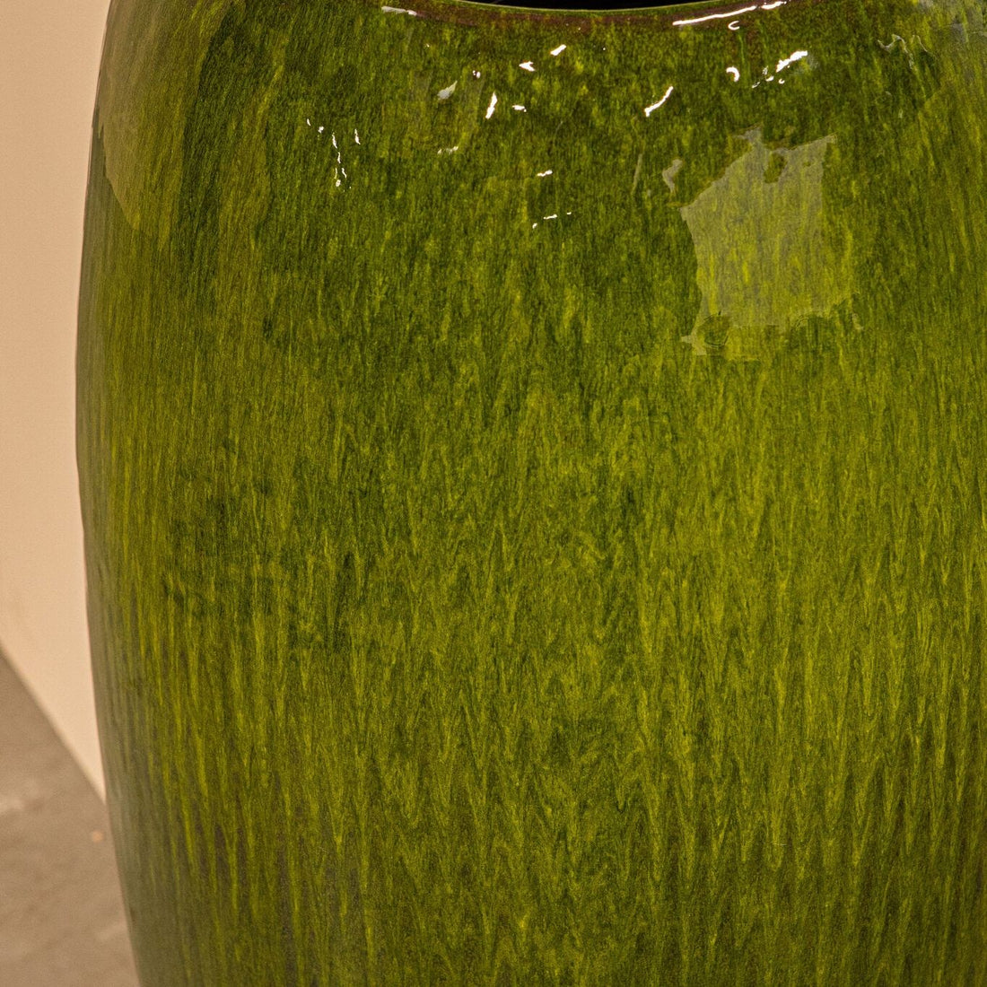 Tamica Dark Green Ceramic Pot M van PTMD in een sfeervolle interieursetting