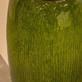 Tamica Dark Green Ceramic Pot M van PTMD in een sfeervolle interieursetting