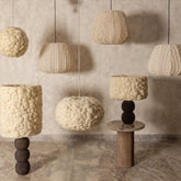 Tayma hanglampen van PTMD in een sfeervolle opstelling met crème kappen en sculpturale lampen